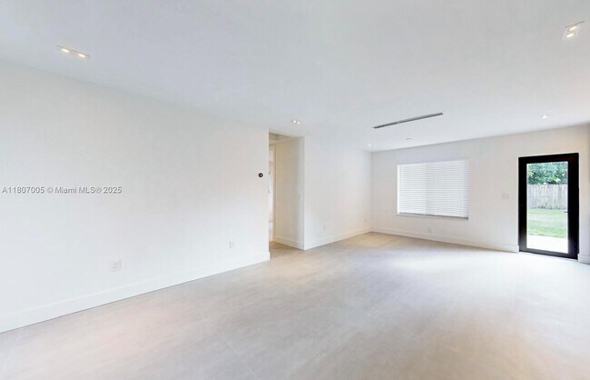 Building Photo - 830 NE 171 St