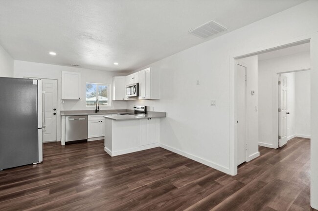 Building Photo - Newly Remodeled West Valley 2 Bed Duplex -...