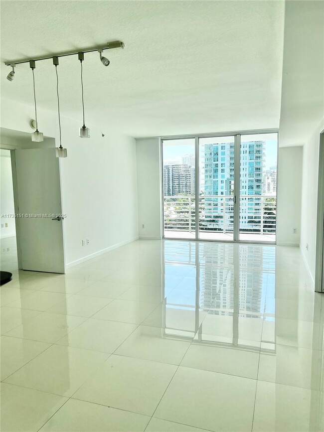 Foto del edificio - 325 S Biscayne Blvd