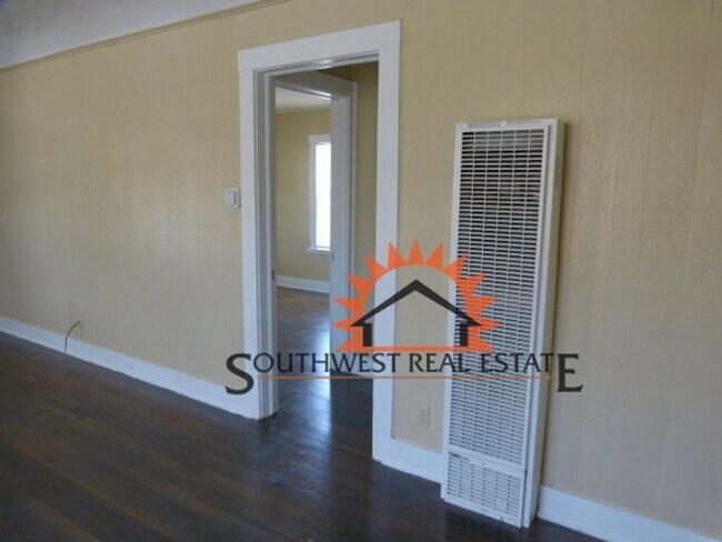 Building Photo - Freshly painted 2 bedrooms 1 bath home.