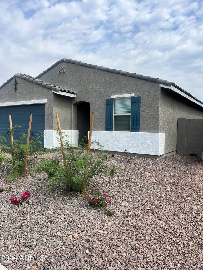 Foto del edificio - 7044 W Desert Dr