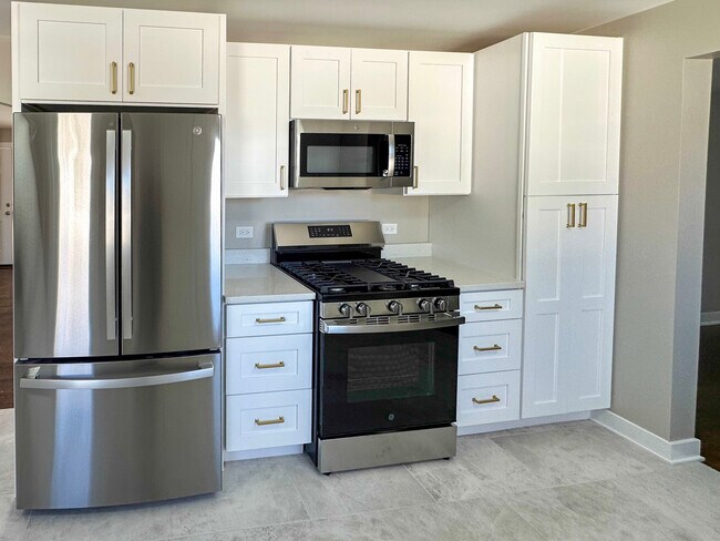 Foto del edificio - 8150 W Winnemac Ave