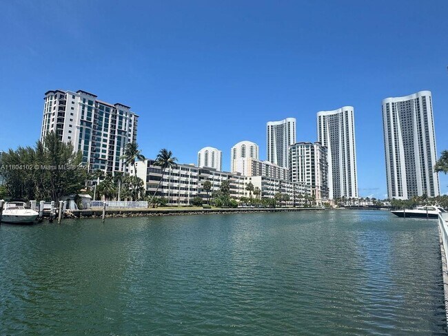 Building Photo - 300 Bayview Dr