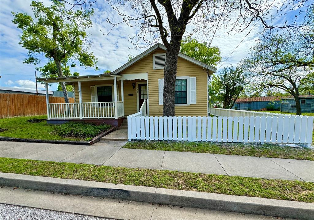 Primary Photo - 405 S Baylor St