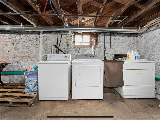 Building Photo - "Charming 3-Bed, 2-Bath Home on Holmes St, Kansas City - Your Cozy Retreat Awaits!"