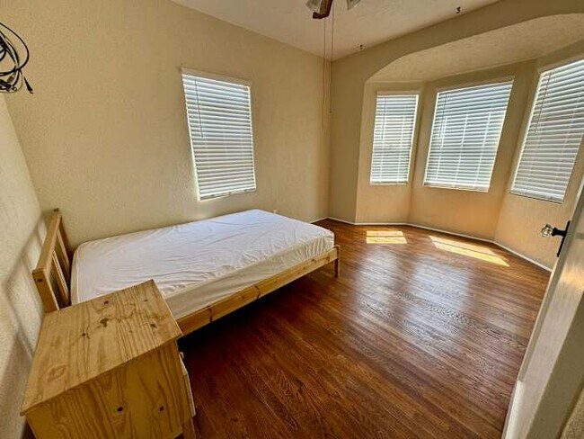 Foto del edificio - 1350 N Fairview Ave