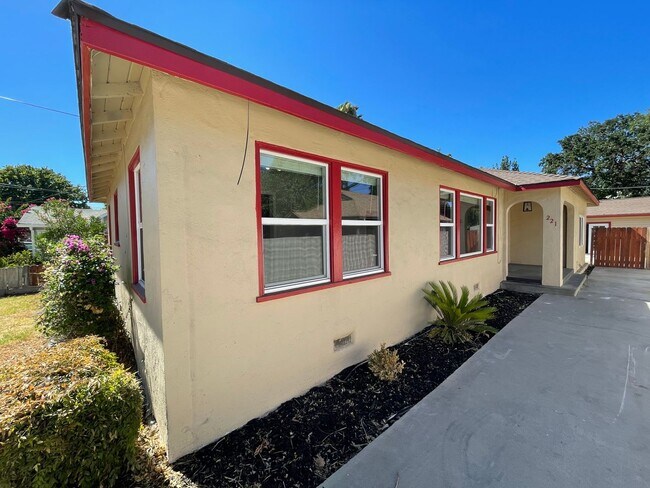 Building Photo - 3 bedroom just remodeled with tons of upgr...