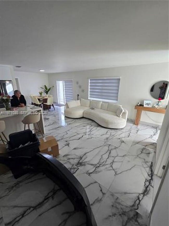 Building Photo - 869 W 37th St