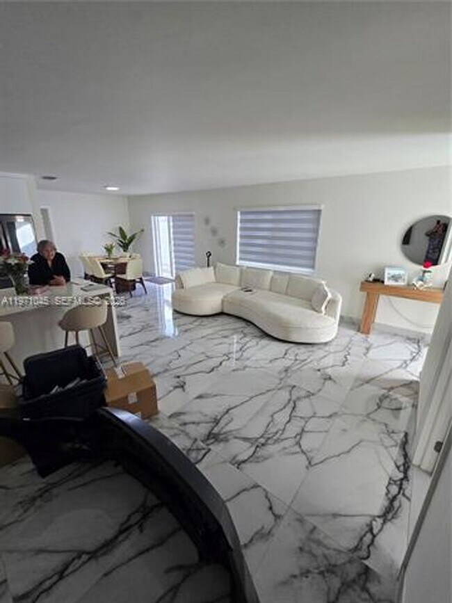 Foto del edificio - 869 W 37th St