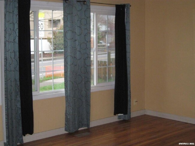 Foto del edificio - 4 bedroom 2 bath home in great location