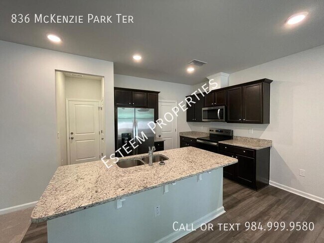 Building Photo - 836 McKenzie Pk Ter