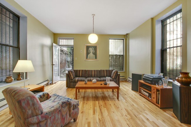 Building Photo - 435 W 48th St