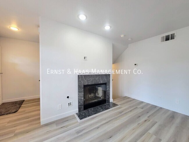 Building Photo - Beautifully Remodeled 3 Bedroom 2.5 Bath T...