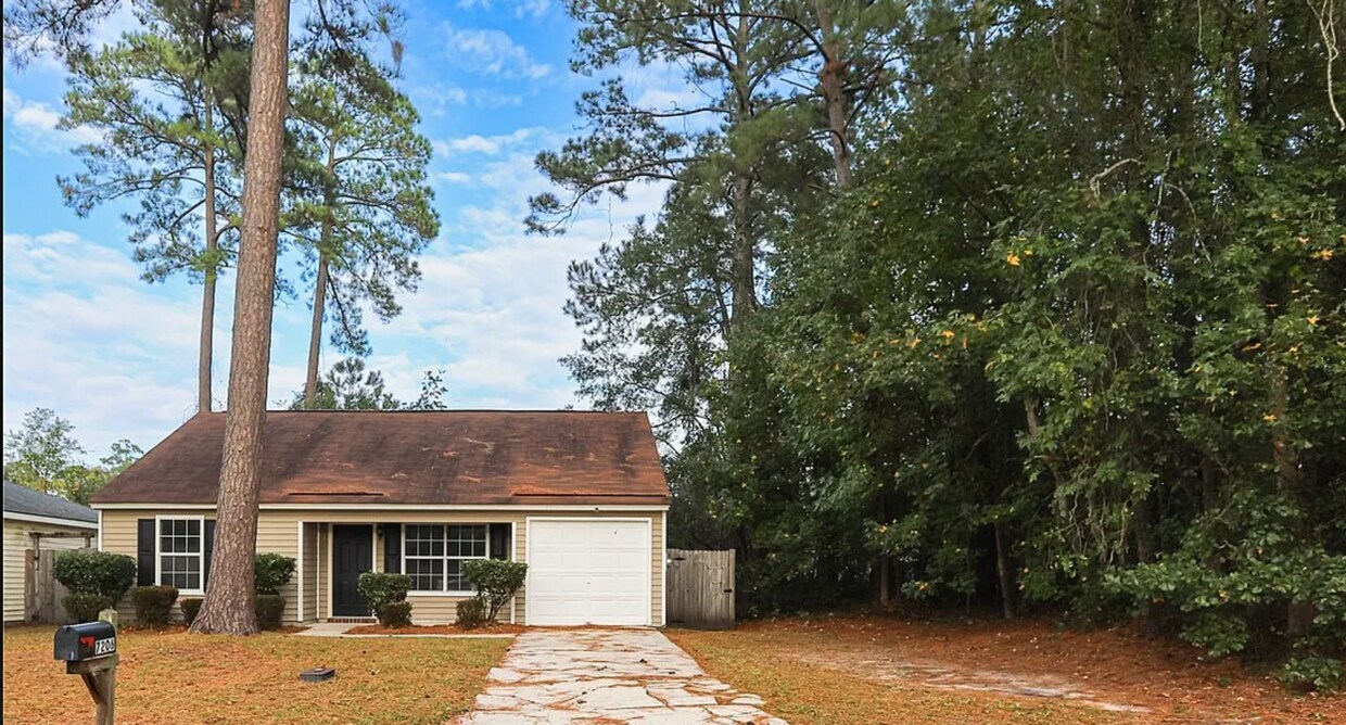 Foto principal - Move-In Ready 3BR/3BA Home in Prime Sandfl...