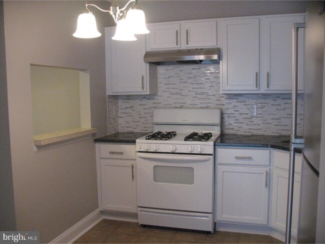 Building Photo - 14 Versailles Ct