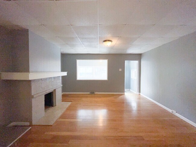 Building Photo - Available June  - 3+ Bedroom Home w/ Moder...
