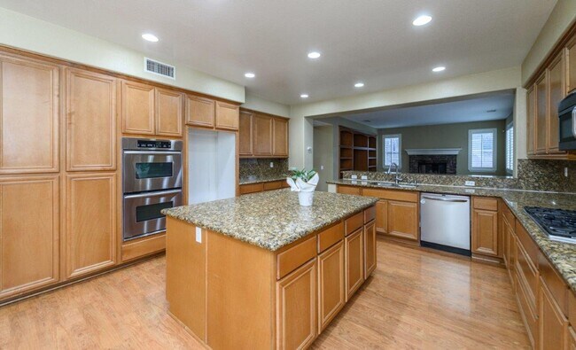Building Photo - 5 BD/3BA 3372sqft Single Family Home w/ 3-Car Garage Corona For Rent