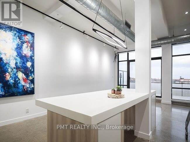 Building Photo - 19 River St