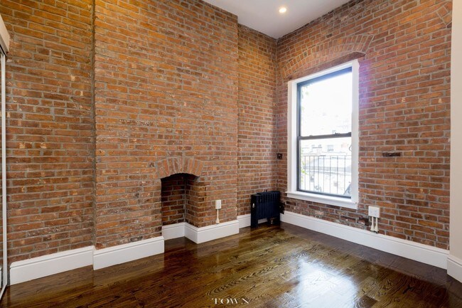 Building Photo - 264 W 25th St