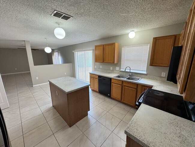 Foto del edificio - INCREDIBLE BIG AND BEAUTIFUL 4 bed, and 2....