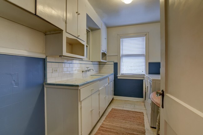 Building Photo - 301 Montclair St