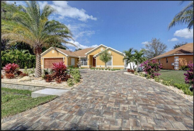 Building Photo - 2529 SW Grotto Cir