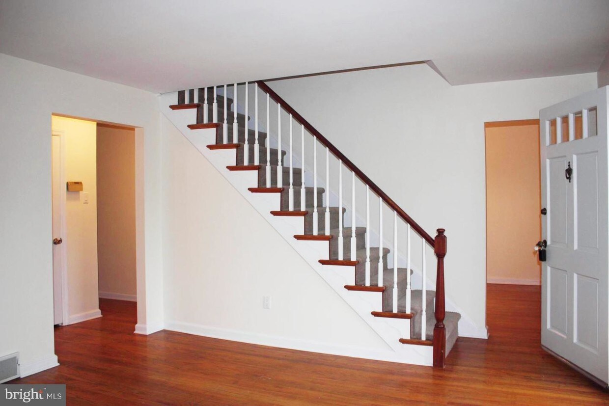 Primary Photo - 216 Merrybrook Dr