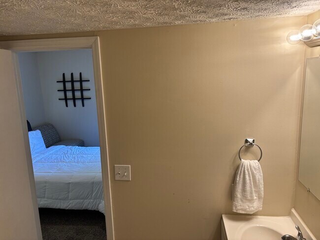 Foto del edificio - 5300 Forest Downs Ln