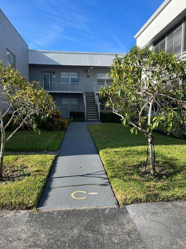 140 Flanders Dr Unit C, Delray Beach, FL 33484 Condo for Rent in