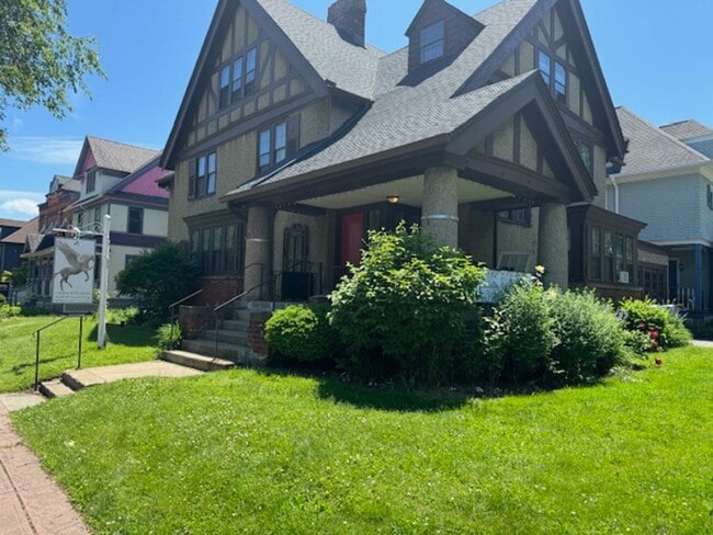 Building Photo - 775 University Ave