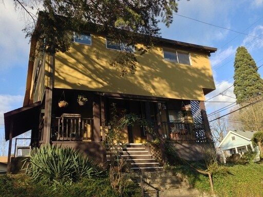 Primary Photo - 1935 SE Washington St