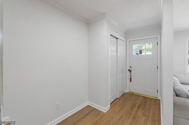 Foto del edificio - 33 Larchmont Rd