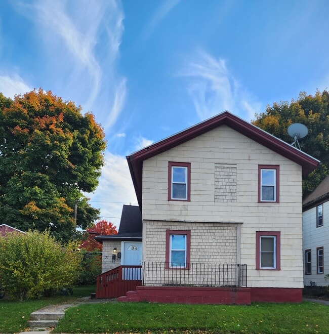 Building Photo - 73 Leo St