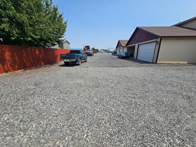 Building Photo - Beautiful Townhouse Available Now!