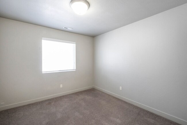 Building Photo - Beautiful 2 Story Townhome in Vineyard w/ ...