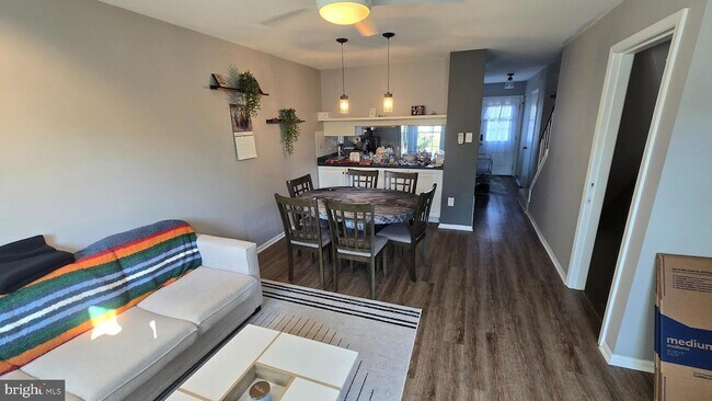 Foto del edificio - 6628 Ducketts Ln