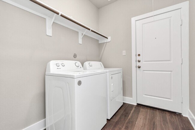 Foto del edificio - Welcome to the Drake – Where Comfort Meets Elevated Living