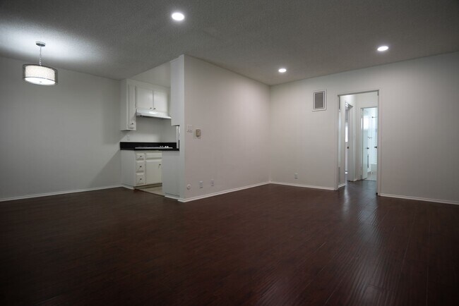 Building Photo - 10855