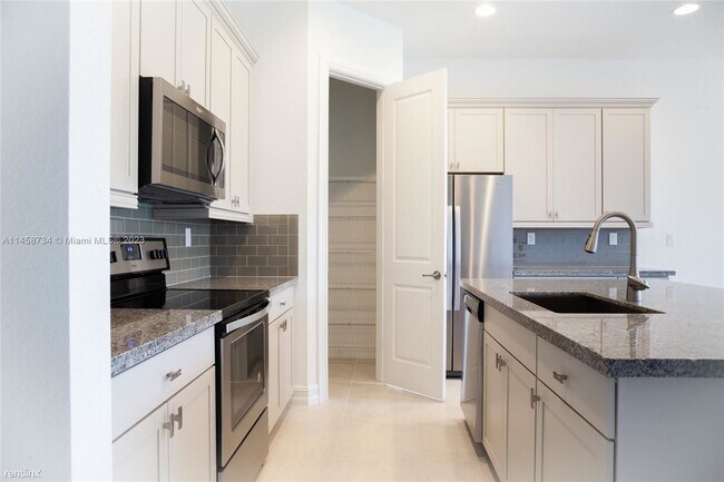 Foto del edificio - 3 br, 2.5 bath Townhome - 11340 SW 16th St
