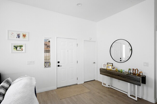 Foto del edificio - 6757 Royal Crest Ct