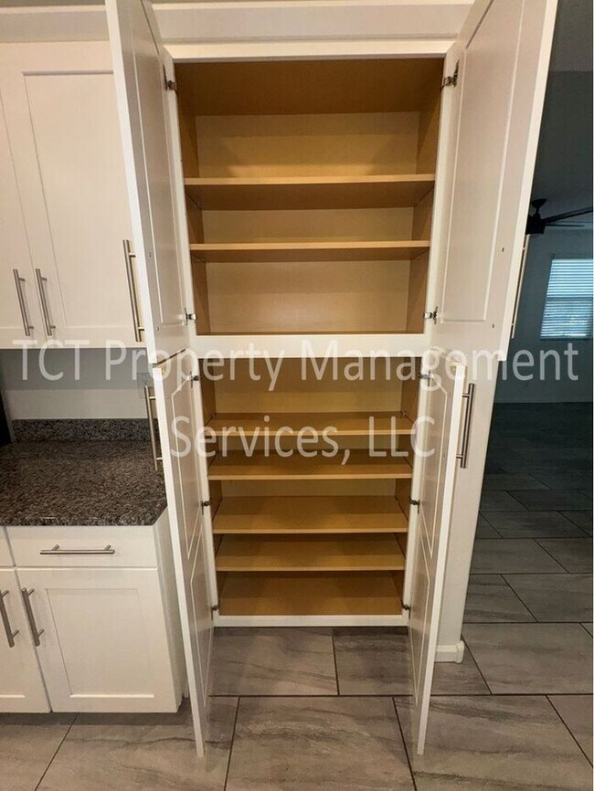 Foto del edificio - Beautifully maintained home in gated Layton Lakes