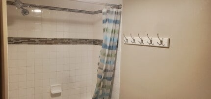 Building Photo - 712 N 6th St