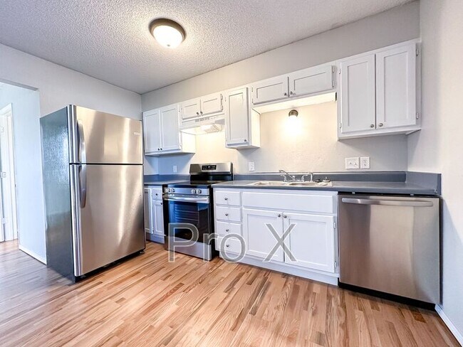 Foto del edificio - 1037 Happy Hollow Rd