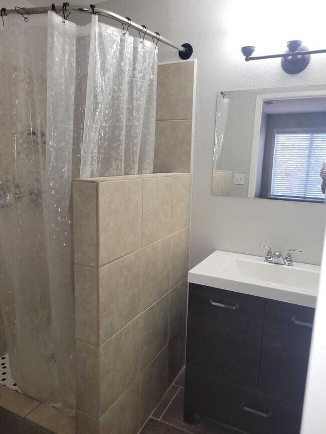 Foto del edificio - Hialeah- Beautifully Remodeled Single-Story Condo 3-Bedroom Home Near UNLV & Airport