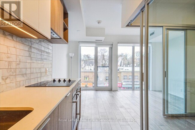 Photo du bâtiment - 2020 Bathurst St