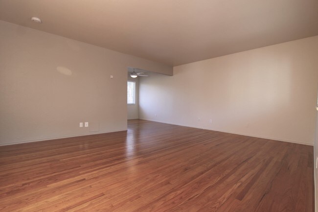 Building Photo - 734 Live Oak Ave