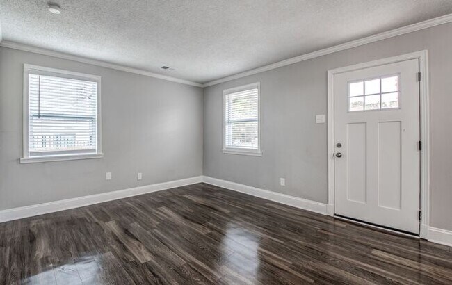 Building Photo - Cozy Renovated Home For Rent!