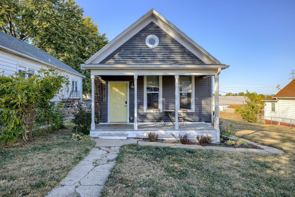 Primary Photo - Charming 2 Bedroom Just Minutes from the O...