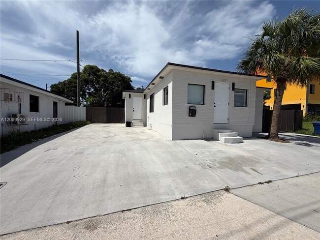 Building Photo - 107 W Pembroke Rd