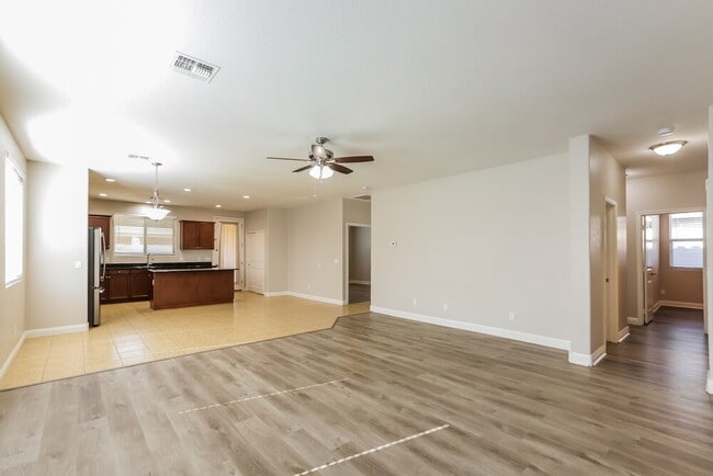 Foto del edificio - 1655 W Paisley Dr